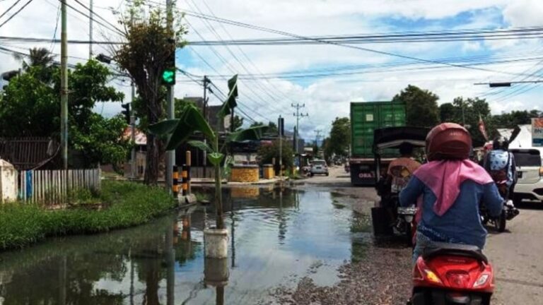 Genangan Air di Jalan depan BRI  Andalas Gorontalo Disorot