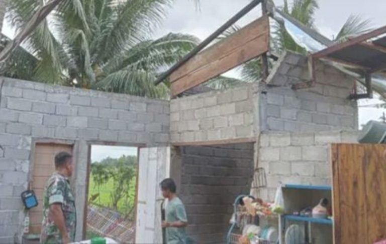 Lima Rumah Rusak Dihatam  Puting Beliung di Mootilango